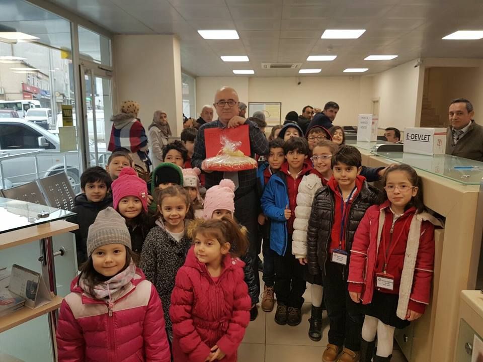 ��rencilerimiz T�rk Telekom M�d�rl���n� ziyaret ederek hediyeler verdiler